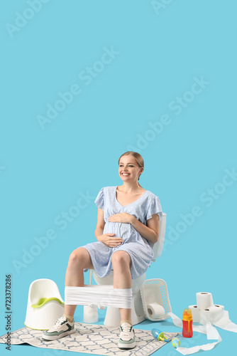 Pregnant young woman sittin...