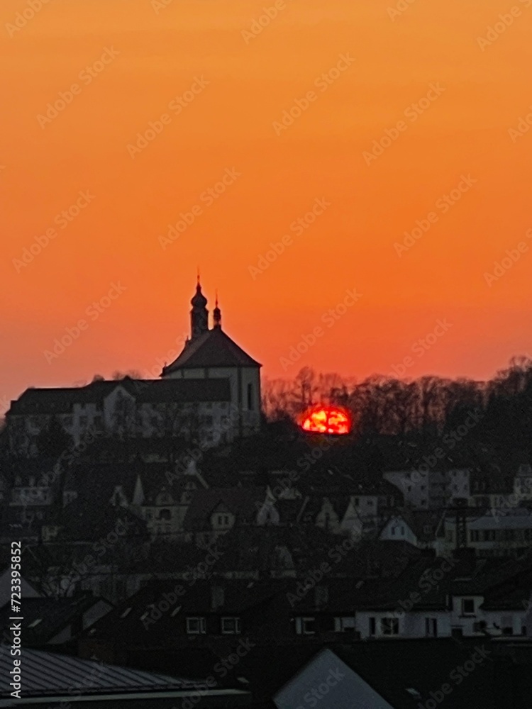 Naklejka premium Orangefarbener Sonnenuntergang auf dem Frauenberg in Fulda, Hessen, Deutschland