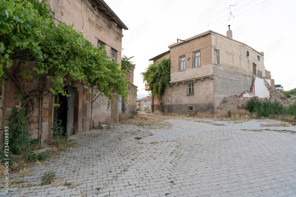 Das alte und schöne Nigde im Herzen Anatoliens mit Bergen und Gebäuden vor der Restaurierung