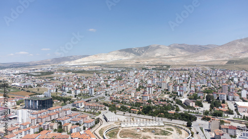 Das alte und schöne Nigde im Herzen Anatoliens mit Bergen und Gebäuden vor der Restaurierung