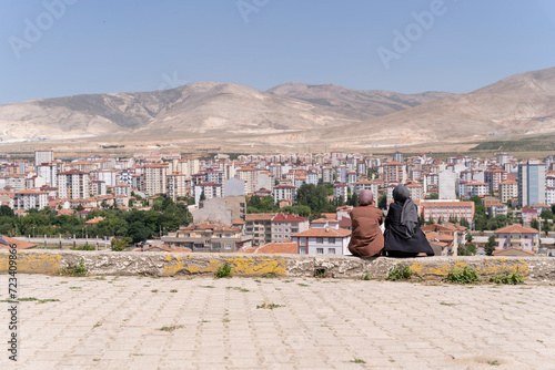 Das alte und schöne Nigde im Herzen Anatoliens mit Bergen und Gebäuden vor der Restaurierung photo