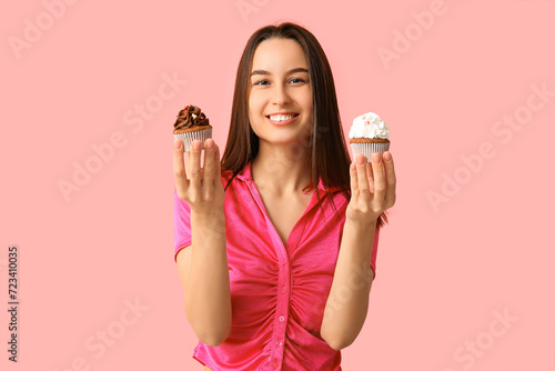 Young woman with sweet cupc...