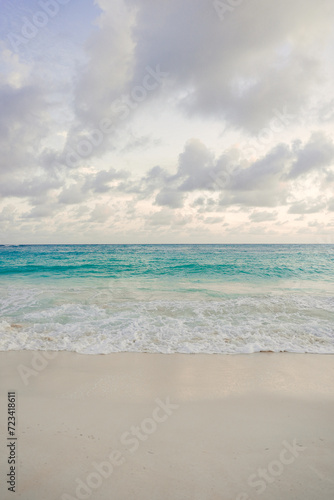 Hermosa playa con distintos colores en el agua y bajo el cielo con muchas nubes © DBRcasapro