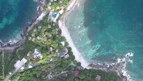 L’île paradisiaque de Koh Tao (vue aérienne) avec ses rochers et ses plages de sable blanc, ses cabanes le long de la côte et sa forêt tropicale, Thaïlande, Asie du Sud-Est photo
