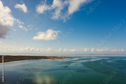 Vista de drone sobre el mar azul en Venezuela © DBRcasapro