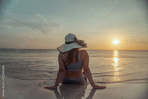 Mujer observando el atardecer en la playa de una isla en Venezuela photo