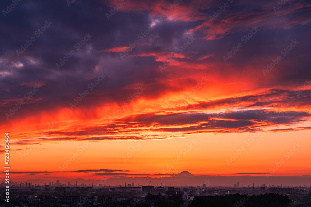 夕日に染まる層積雲と富士山