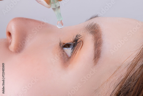 目薬をさす女性　woman applying eye drops photo