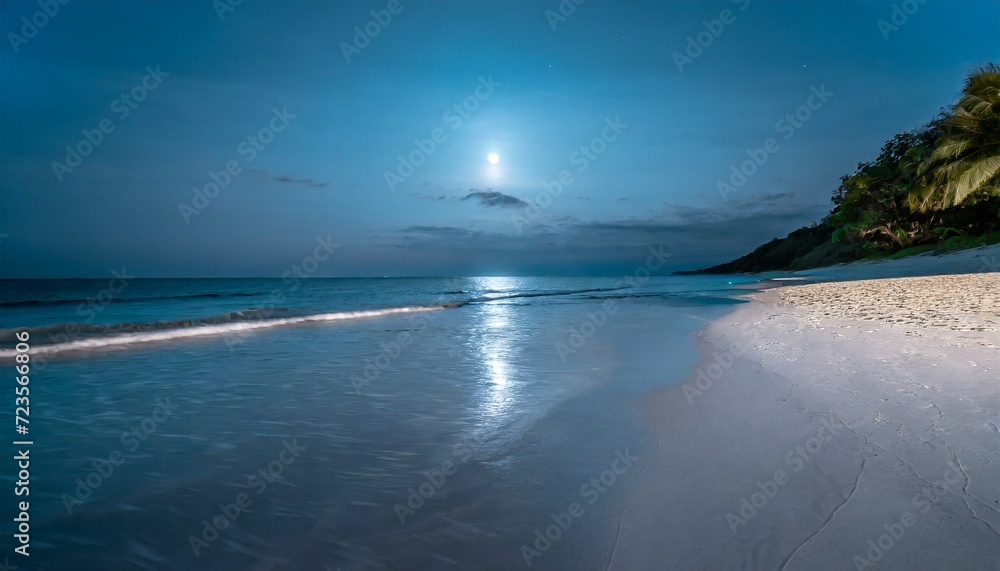 夜空の月と空と海　ロマンチックな背景