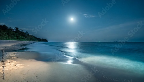 夜空の月と空と海 ロマンチックな背景