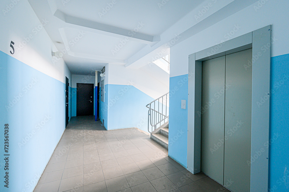 Obraz premium interior public place, house entrance. doors, walls, corridors staircase