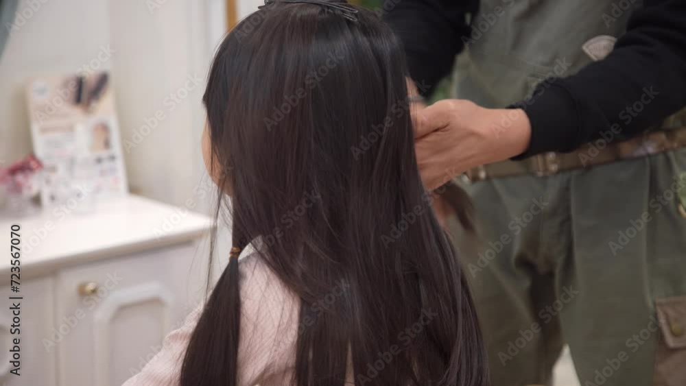 美容室で髪の毛を切る女の子 ヘアドネーションイメージ 美容室で髪の毛を切る女の子 ヘアドネーションイメージ