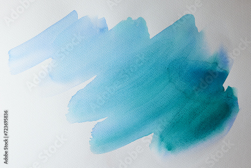 Elementi astratti realizzati ad acquerello: pennellate verde azzurro dipinte su carta 