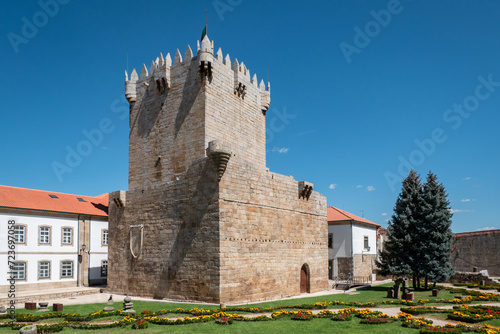 Guardiões da história: A majestosa Torre de Menagem de Chaves erguendo a bandeira portuguesa sobre um jardim encantado photo