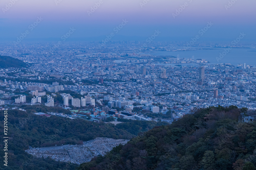 日本　兵庫県神戸市の摩耶山の掬星台展望台から眺める神戸の夕方の街並み
