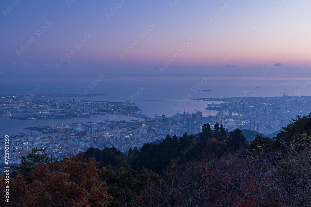 日本　兵庫県神戸市の摩耶山の掬星台展望台から眺める神戸の夕方の街並み