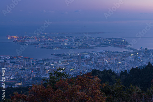 日本 兵庫県神戸市の摩耶山の掬星台展望台から眺める神戸の夕方の街並み