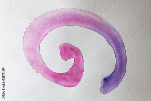 Elementi astratti realizzati ad acquerello: pennellate magenta e viola dipinte su carta 