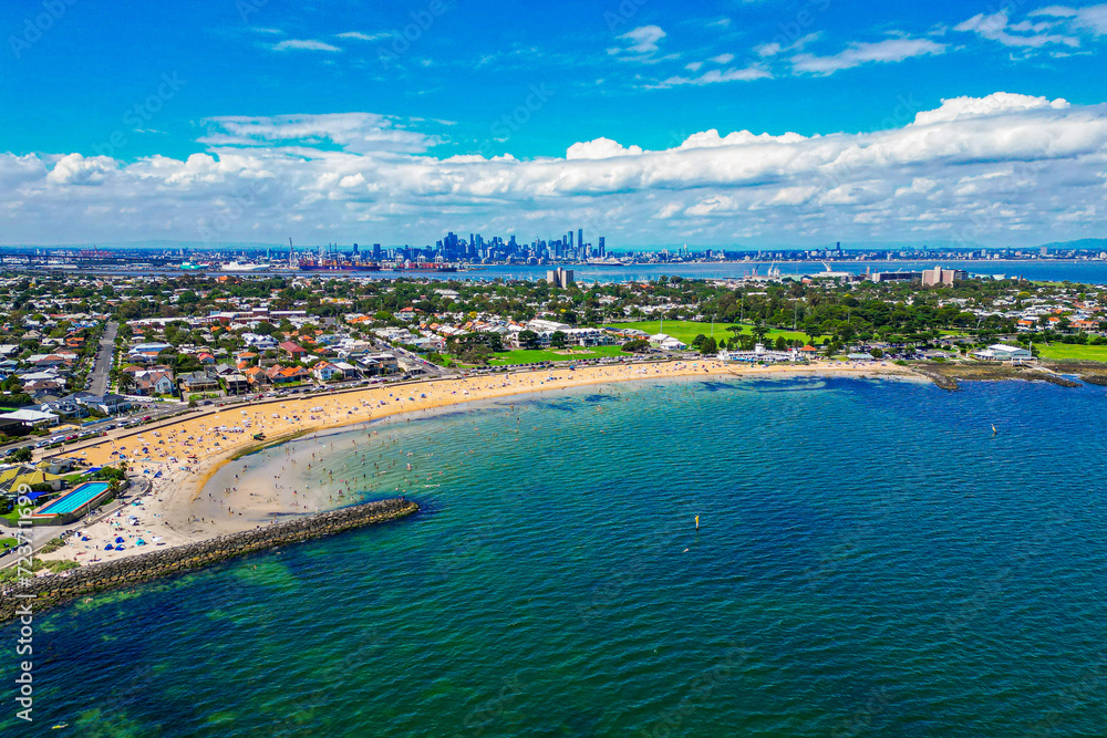 Fototapeta premium An Aerial view of Williamstown Beach with the Melbourne Skyline in the background on a Sunny Summers Day