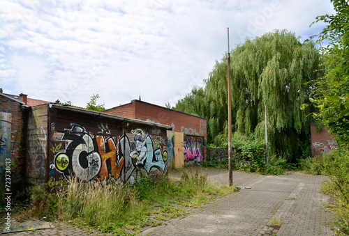 Graffitis sur les maisons et autres bâtiments dans le village abandonné de Doel (B)  photographiés en août 2013. photo