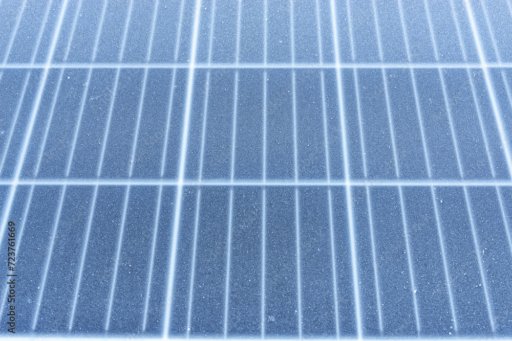 Nahaufnahme Solarmodul im Winter, von Eiskristallen bedecktes PV-Modul