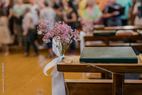 Blumenstrauss in der Kirche