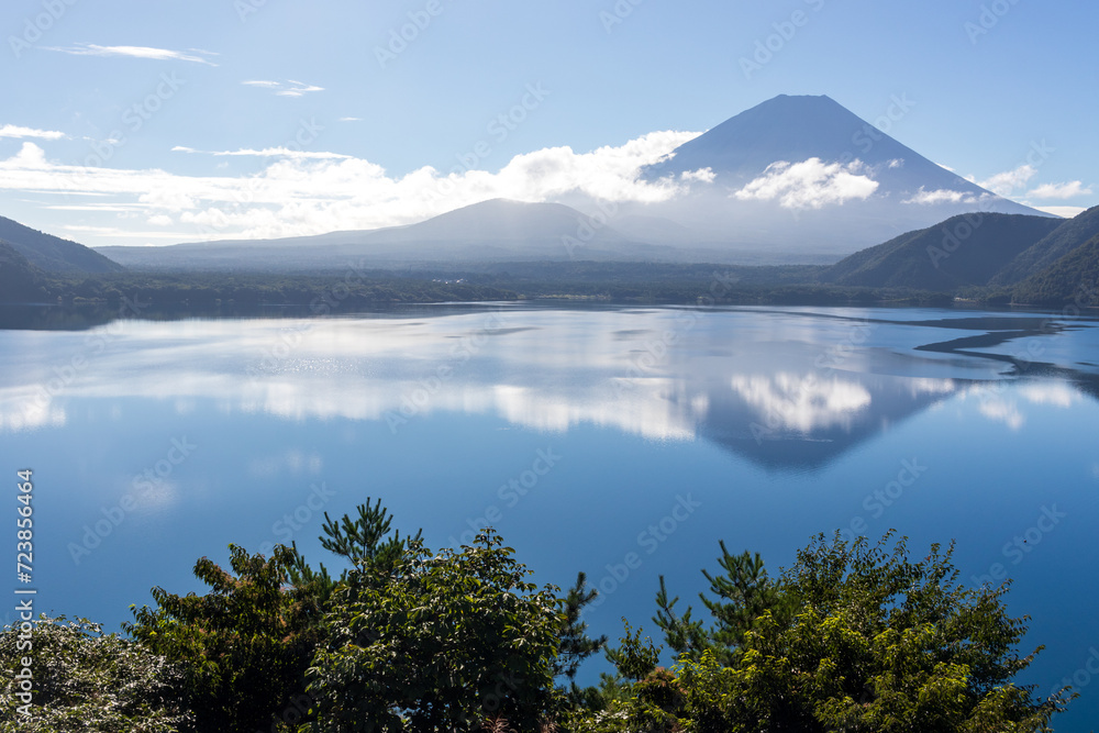 富士山・本栖湖・青空・雲
富士山・本栖湖・青空・雲