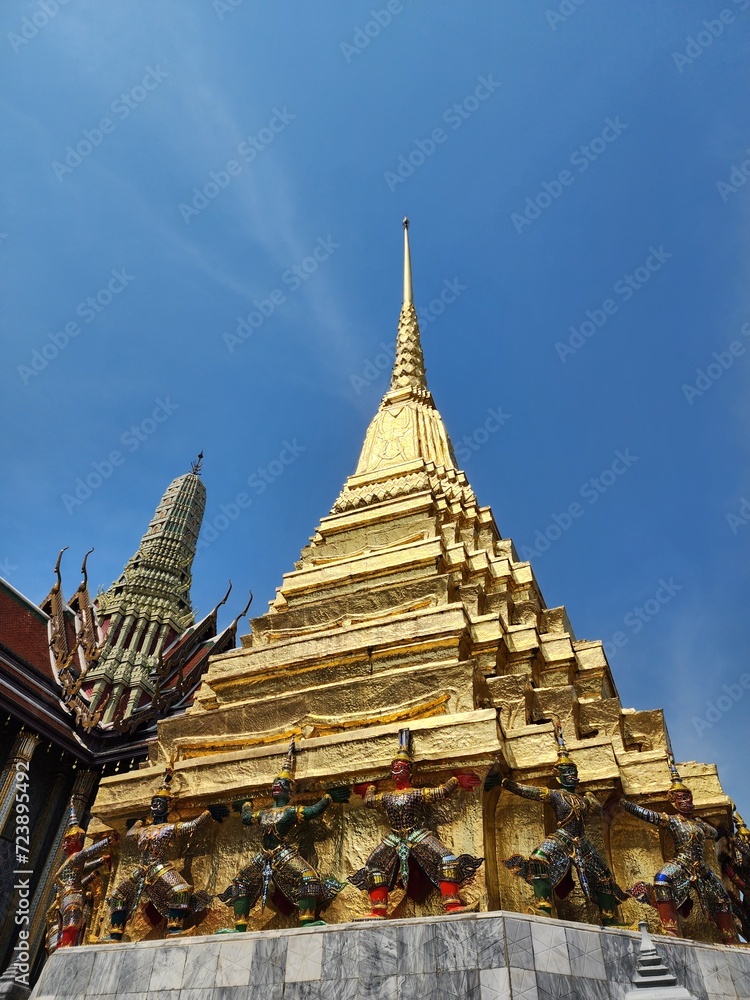 Fototapeta premium Phra Suwan Chedi Wat Phra Sri Rattana Satsadaram It is a gilded pagoda. There are images of giants and monkeys. Made of stucco covered with stained glass, carrying a pagoda, Wat Phra Kaew, Bangkok.