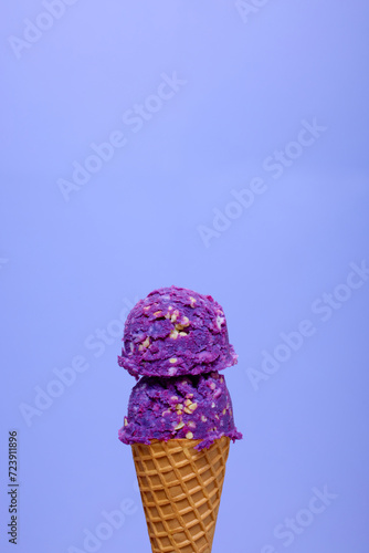 紫背景と紫色のアイスクリーム 【Ice Cream】