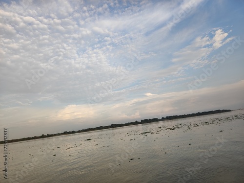 Reflejos Dorados: Un Ocaso Mágico a Orillas del Río photo