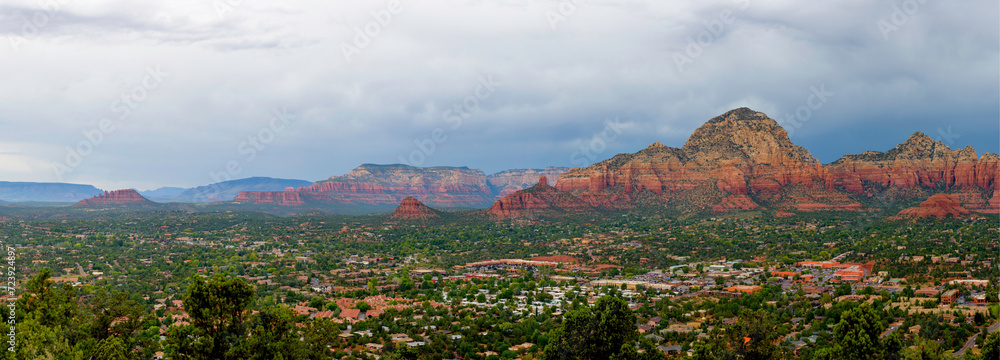 Fototapeta premium Panoramic View of Sedona, Arizona, at Dusk - 4K Ultra HD Image of Southwest Beauty