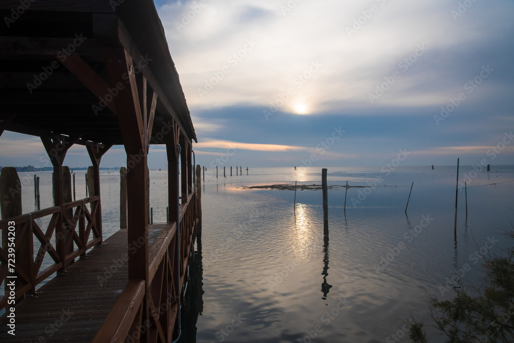 Le luci del tramonto viste da un molo di legno dell'isola di Pellestrina nella laguna di Venezia