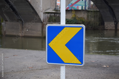 curve warning sign at the water © Markus Volk