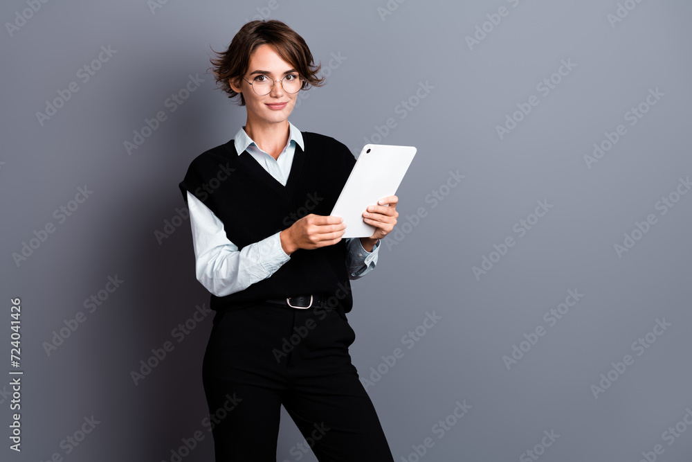Photo of gorgeous confident lady wear stylish outfit presenting vacancy office position empty space isolated on gray color background Photo of gorgeous confident lady wear stylish outfit presenting vacancy office position empty space isolated on gray color background