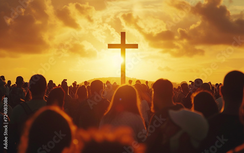 Multidão de pessoas adorando a cruz, hora dourada photo
