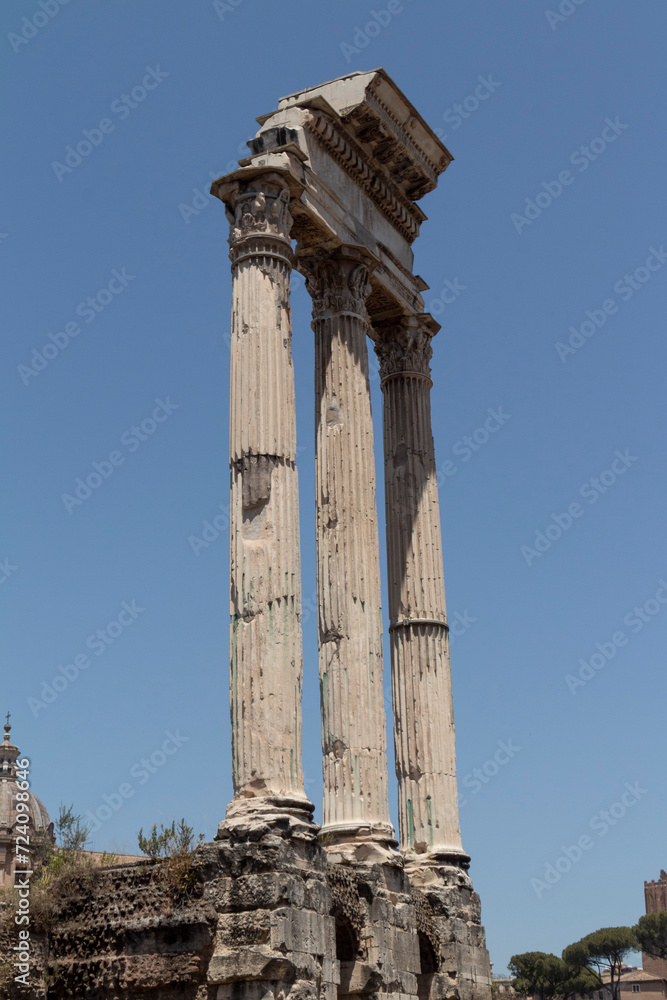 Columnas ubicadas en las ruinas del foro de Roma en Italia