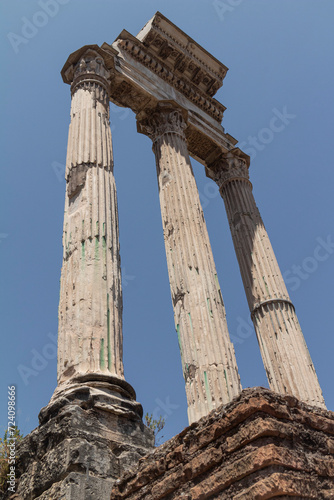 Columnas ubicadas en las ruinas del foro de Roma en Italia