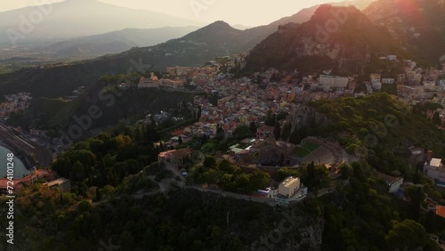 Sizilien Drohnenflug Sonnenuntergang Amphitheater Mittelmeer