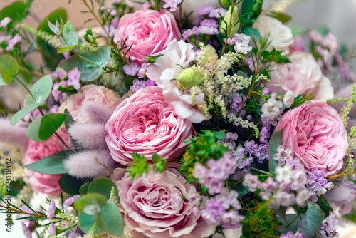 Primo piano di un coloratissimo bouquet da sposa con peonie, matrimonio italiano  photo