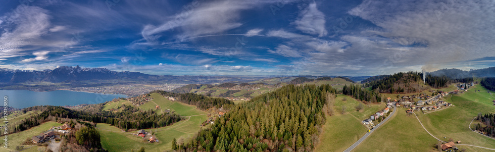 Fototapeta premium Blick über Heiligenschwendi in Richtung Thuner See, Schweiz, Januar 2024