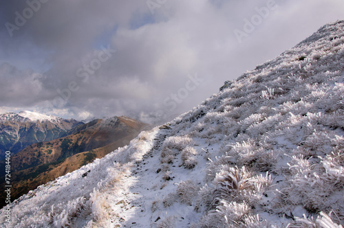 Początek zimy w górach, szlak górski, pierwszy śnieg i szron.