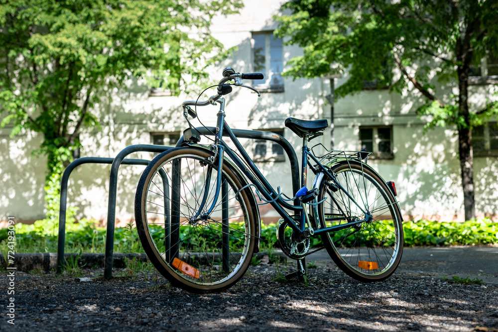 Vieux vélo dans un parc en ville