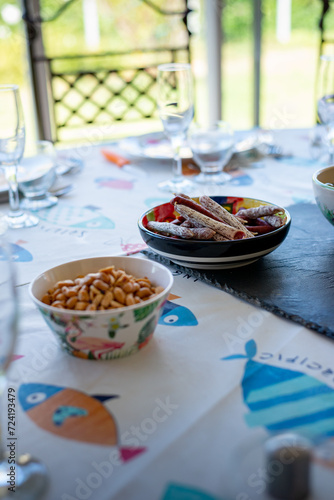 Saucisson et cacahuètes en apéritif en été