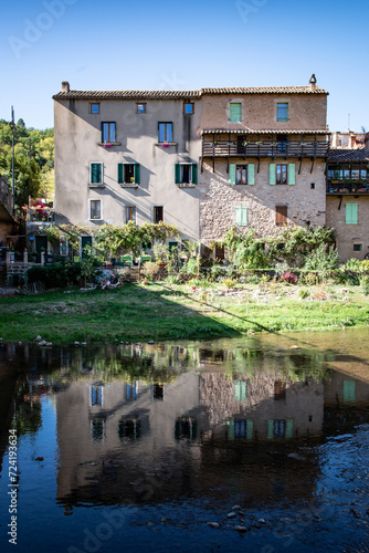Deux maisons qui se reflètent dans l'eau