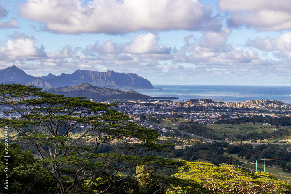 Aerial view of the scenic mountainous coastlines of O'ahu, Hawaii - obrazy, fototapety, plakaty 