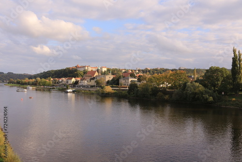 Blick auf die Elbe und die Altstadt von Pirna in der Sächsischen Schweiz 