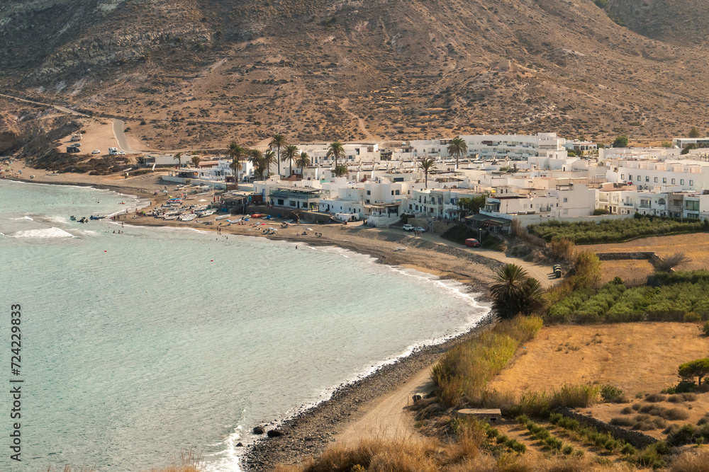 Vista del pueblo de Las Negras en Almería al atardecer, España. Vista costera de la bahía y playa desde el cerro Negro situado al norte del pueblo. Vista del pueblo de Las Negras en Almería al atardecer, España. Vista costera de la bahía y playa desde el cerro Negro situado al norte del pueblo.