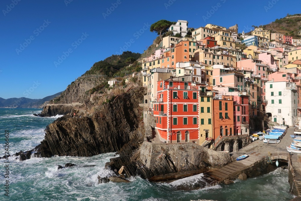 Les Cinque Terre sur la riviera italienne en Ligurie, vue sur la côte, les maisons colorées du village de Riomaggiore et la Via dell’Amore, au bord de la mer Méditerranée (Italie)