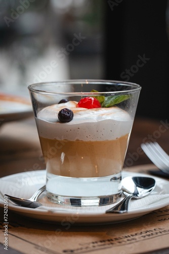 Postre suspiro a la limeña en un fondo de restaurante desenfocado