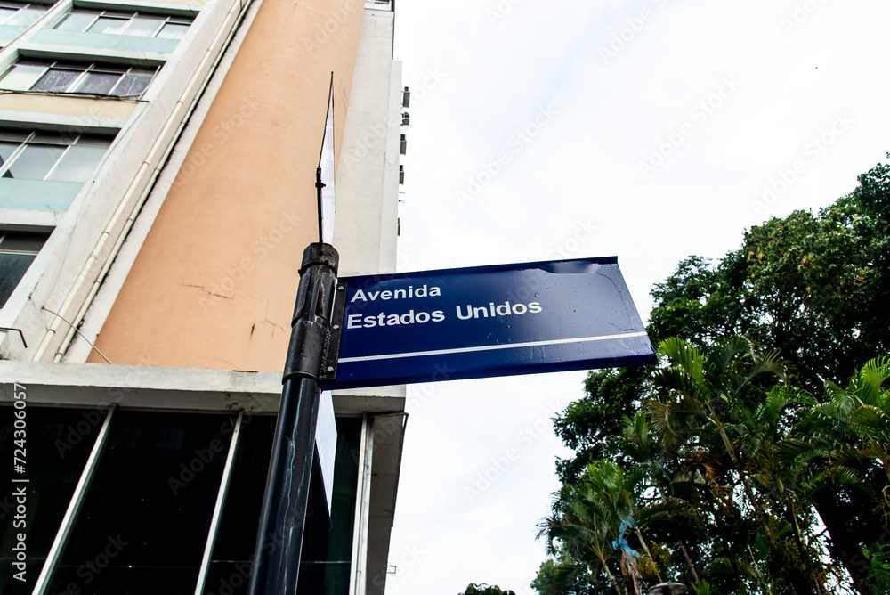 Obraz premium Signpost indicating Avenida Estados Unidos in the Commerce neighborhood in the city of Salvador, Bahia.